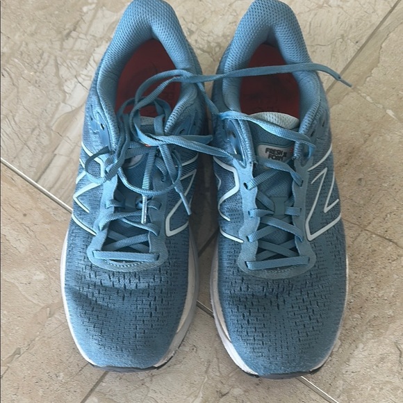 New Balance Blue Athletic Shoes with Cushioned Sole fresh and foam 880 - Picture 1 of 12